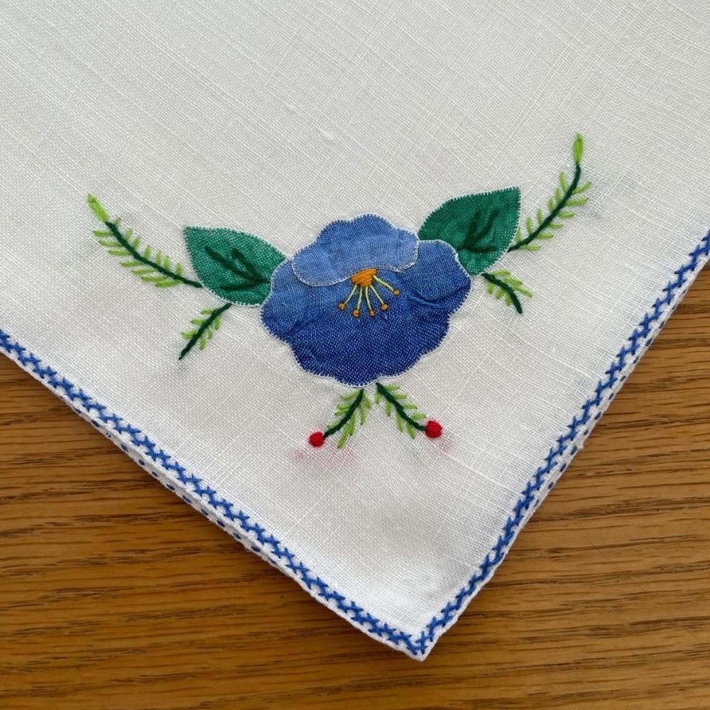 SET OF 4 VINTAGE EMBROIDERED AND APPLIQUE NAPKINS